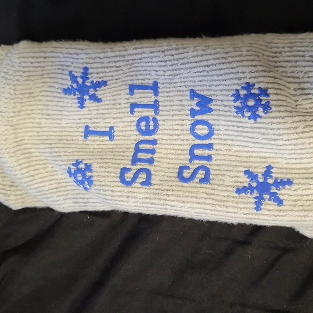 Christmas holiday fuzzy comfy socks - I smell snow - Picture 2 of 6